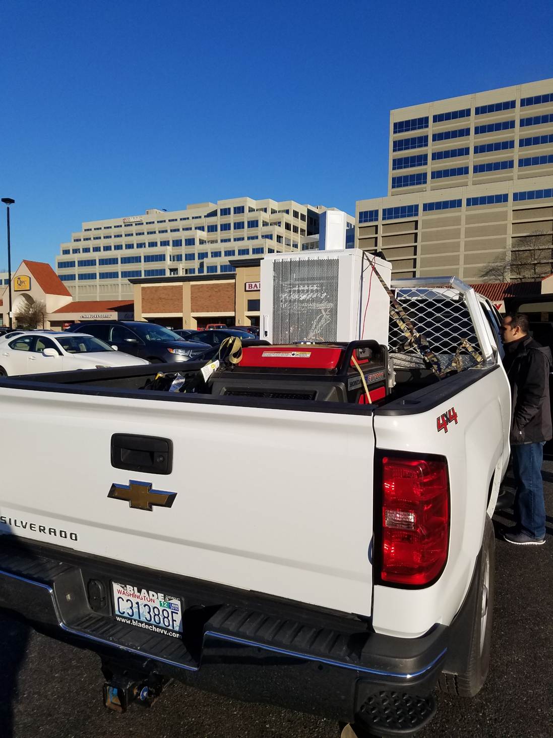 A white truck with the back of it

Description automatically generated